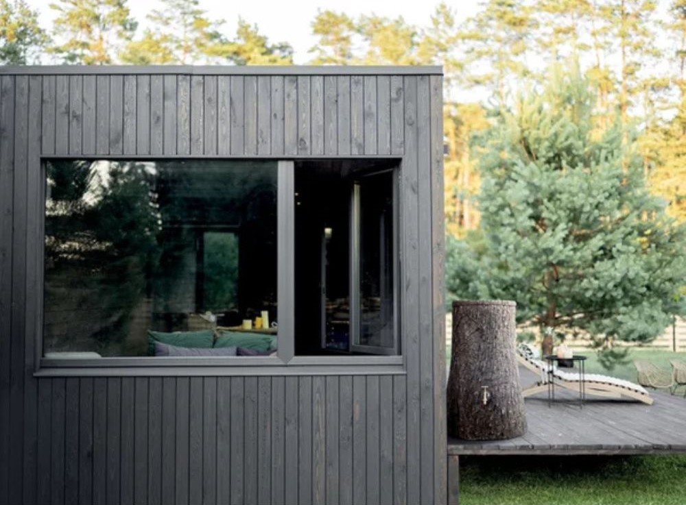 Rainwater tank with tree stump design – texture detail